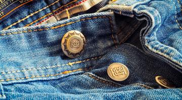 Buying one pair of jeans and a T-shirt second hand saves 20,000 bottles of water Buying one pair of jeans and a T-shirt second hand saves 20,000 bottles of water