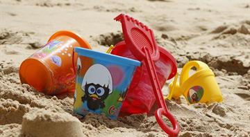 Ditch brightly coloured plastic, anti-waste researchers tell firms